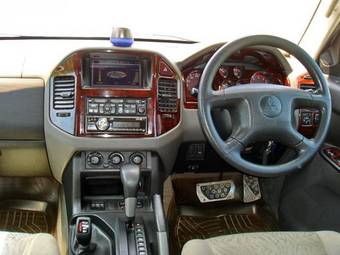 1999 Mitsubishi Pajero Photos