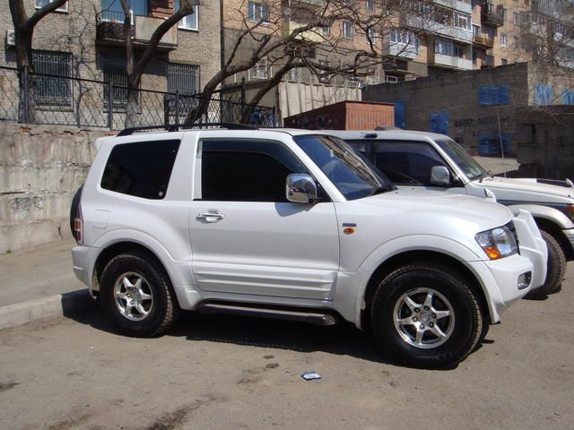 2000 Mitsubishi Pajero