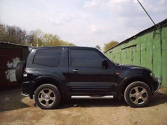 2000 Mitsubishi Pajero Pictures