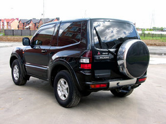 2000 Mitsubishi Pajero Pictures