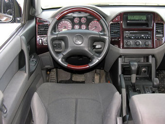 2000 Mitsubishi Pajero Pics