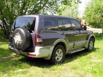 2000 Mitsubishi Pajero Photos