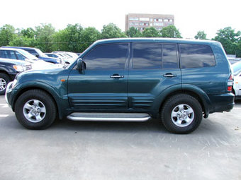 2000 Mitsubishi Pajero Photos