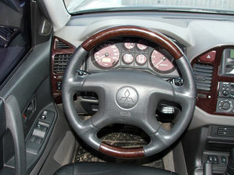 2000 Mitsubishi Pajero Photos