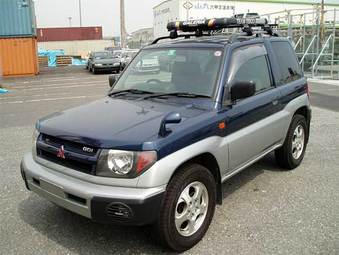 2000 Mitsubishi Pajero Photos
