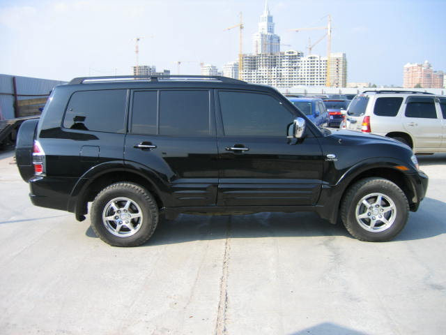 2000 Mitsubishi Pajero Pictures