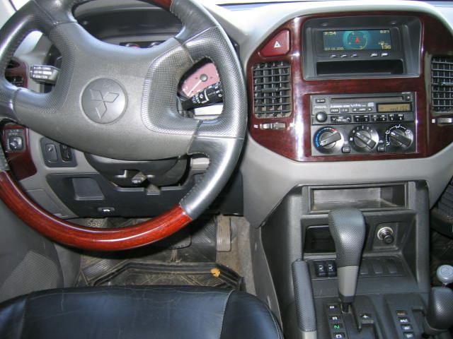 2000 Mitsubishi Pajero Pictures