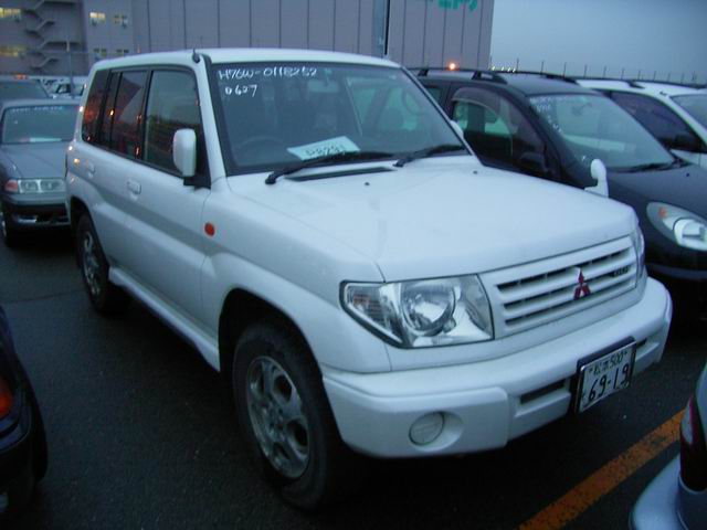 2000 Mitsubishi Pajero Photos