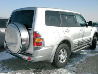 2000 Mitsubishi Pajero Photos