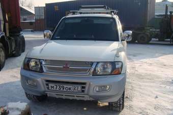 2000 Mitsubishi Pajero Pictures