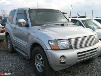 2000 Mitsubishi Pajero Photos