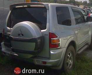 2000 Mitsubishi Pajero Photos