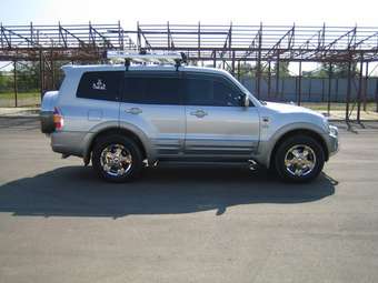 2000 Mitsubishi Pajero Pictures