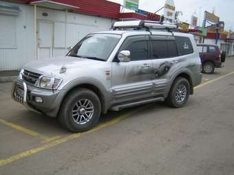 2000 Mitsubishi Pajero Photos