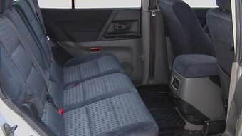 2000 Mitsubishi Pajero Pictures