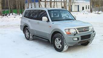 2000 Mitsubishi Pajero Photos