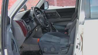 2000 Mitsubishi Pajero Images