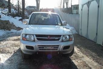 2000 Mitsubishi Pajero Pictures