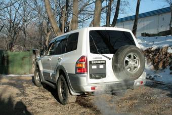 2000 Mitsubishi Pajero Photos