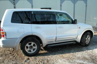 2000 Mitsubishi Pajero Photos