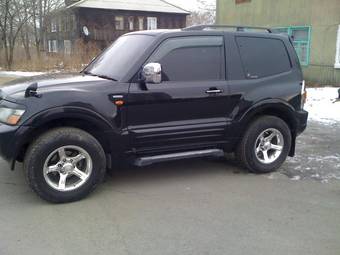 2000 Mitsubishi Pajero Pictures