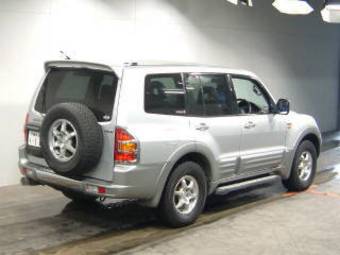 2000 Mitsubishi Pajero Pictures