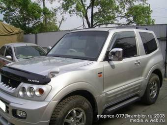 2000 Mitsubishi Pajero Pictures