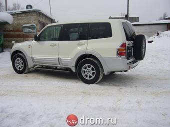 2000 Mitsubishi Pajero Photos