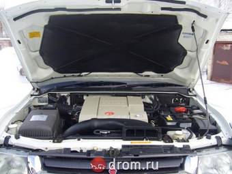 2000 Mitsubishi Pajero Photos