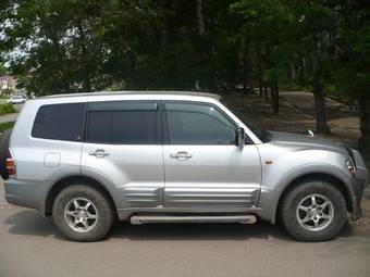 2000 Mitsubishi Pajero Photos