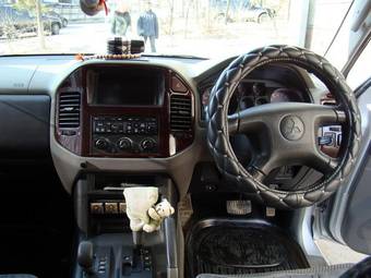 2000 Mitsubishi Pajero Photos