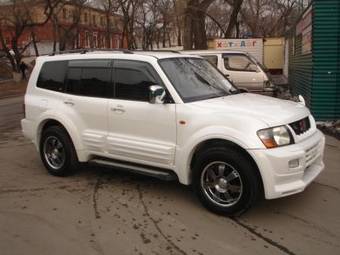 2000 Mitsubishi Pajero Pictures