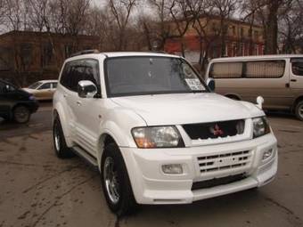 2000 Mitsubishi Pajero Pictures