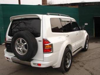 2000 Mitsubishi Pajero Photos