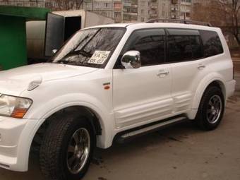 2000 Mitsubishi Pajero Photos