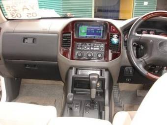 2000 Mitsubishi Pajero Pictures