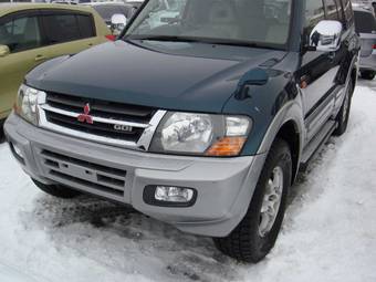 2000 Mitsubishi Pajero Photos