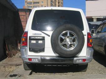 2000 Mitsubishi Pajero Photos