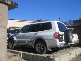 2000 Mitsubishi Pajero Photos