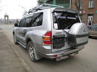 2000 Mitsubishi Pajero Pictures