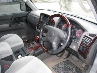 2000 Mitsubishi Pajero Photos