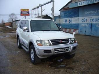 2000 Mitsubishi Pajero Photos