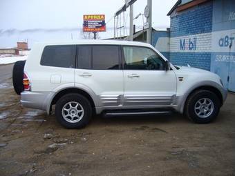 2000 Mitsubishi Pajero Pictures