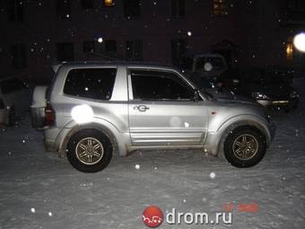 2000 Mitsubishi Pajero Photos