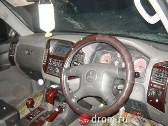 2000 Mitsubishi Pajero Pictures