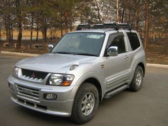 2000 Mitsubishi Pajero Pictures