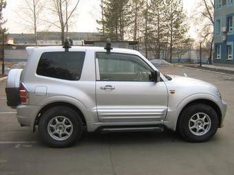 2000 Mitsubishi Pajero Pictures