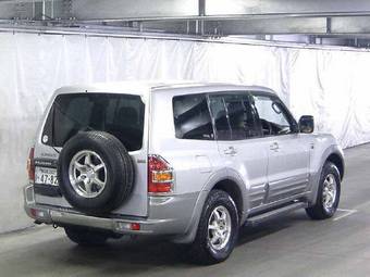 2000 Mitsubishi Pajero Images