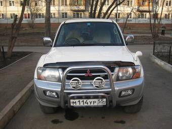2000 Mitsubishi Pajero Pictures
