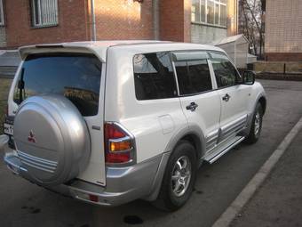 2000 Mitsubishi Pajero Photos